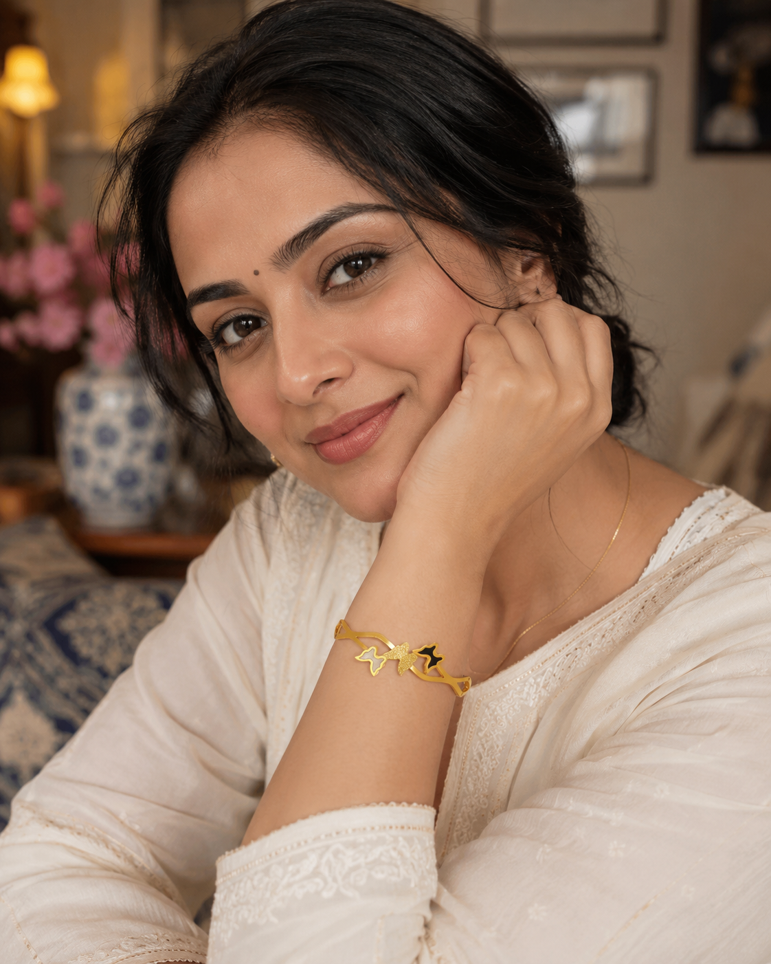 سوار صلب بتعليقة فراشة