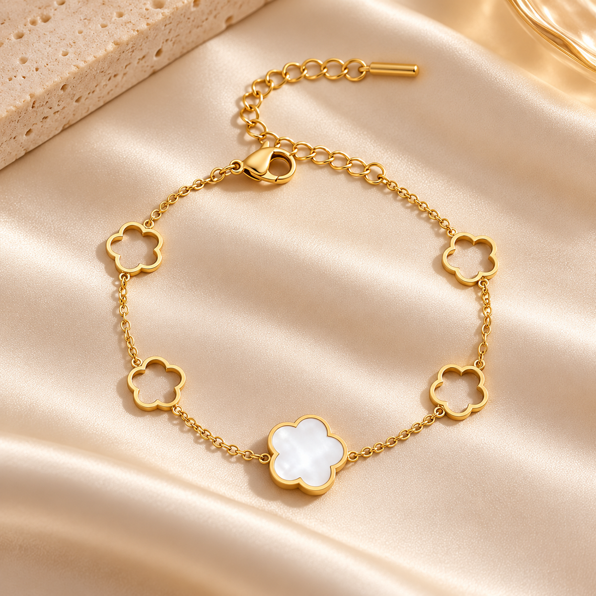 Luna Clover Gold Bracelet – White Clover Charm