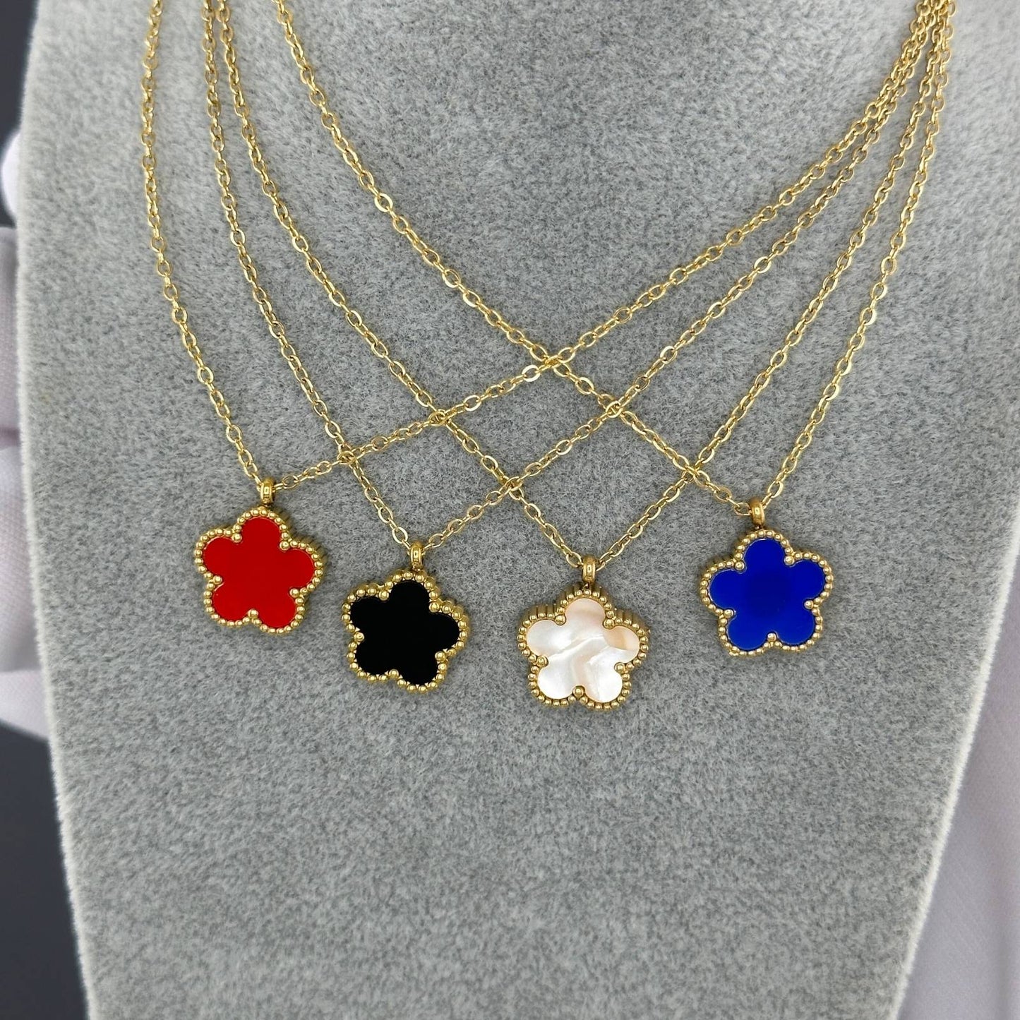 “Flower” Necklace – 18K Gold Elegance