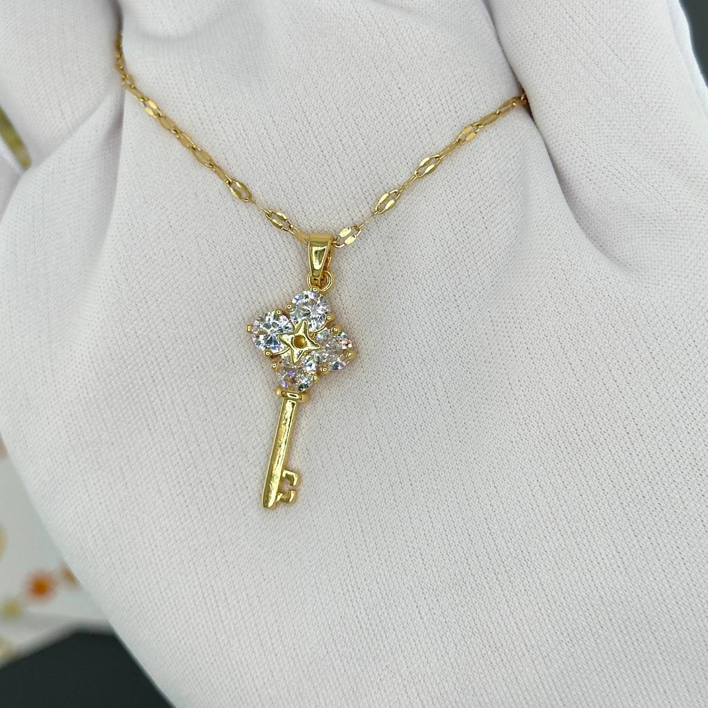 “Key” Necklace – 18K Gold Elegance