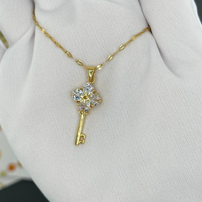“Key” Necklace – 18K Gold Elegance