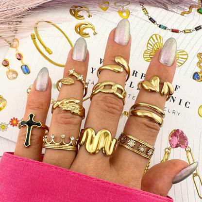 “Leaf” Ring – 18K Gold Elegance