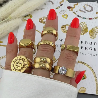 “Round” Ring – 18K Gold Elegance