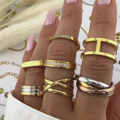 “Cross Circles” Ring – 18K Gold Charm