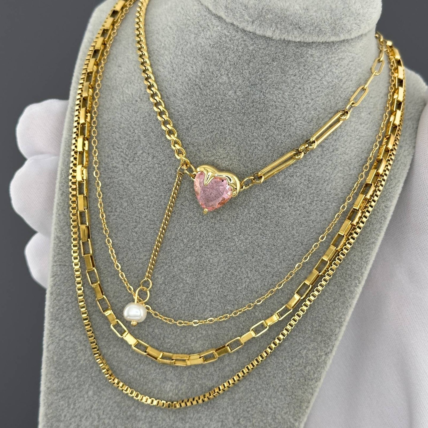 “Shining Heart” Necklace – 18K Gold Glow
