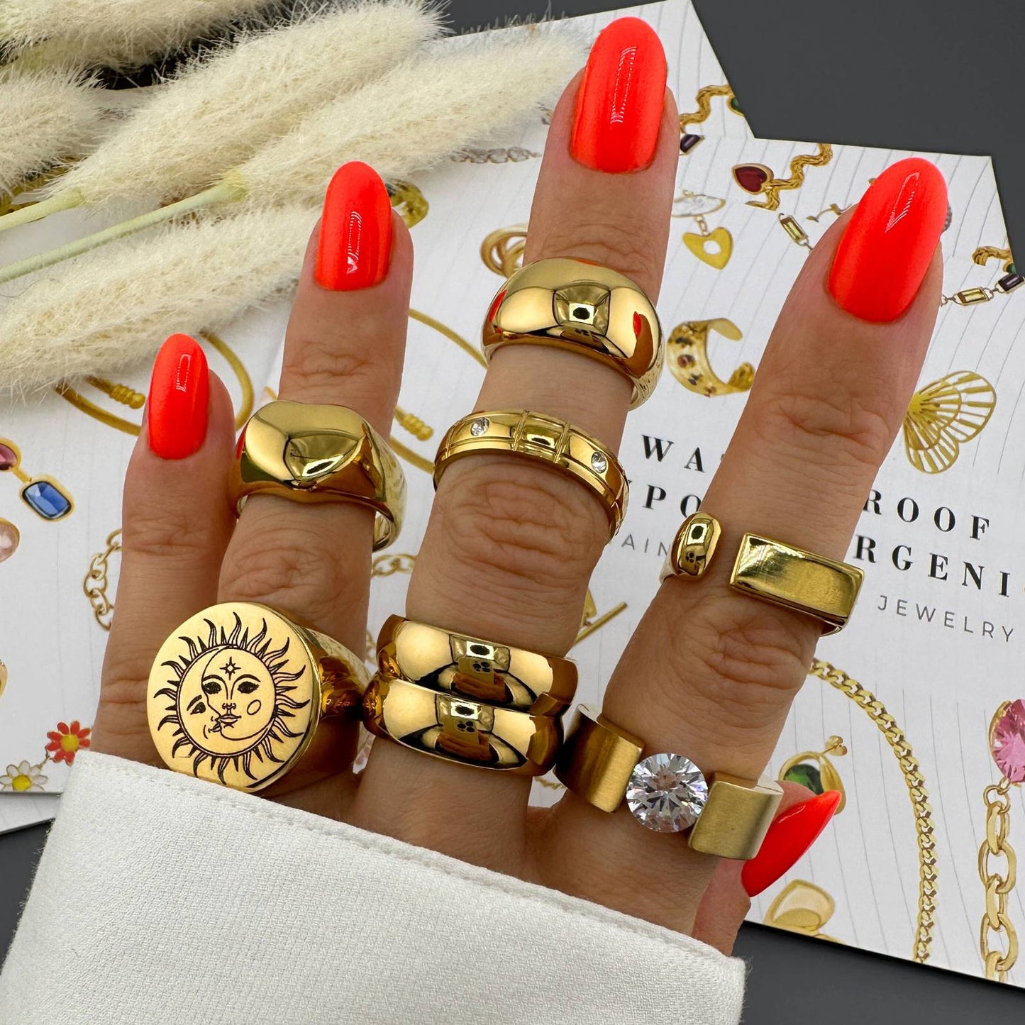 “Round” Ring – 18K Gold Elegance