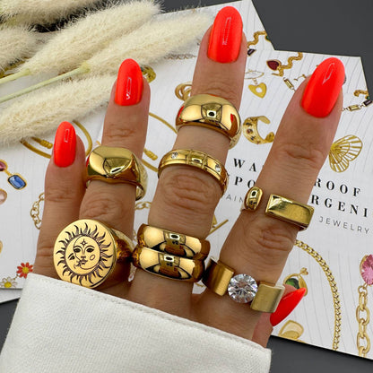 “Round” Ring – 18K Gold Elegance