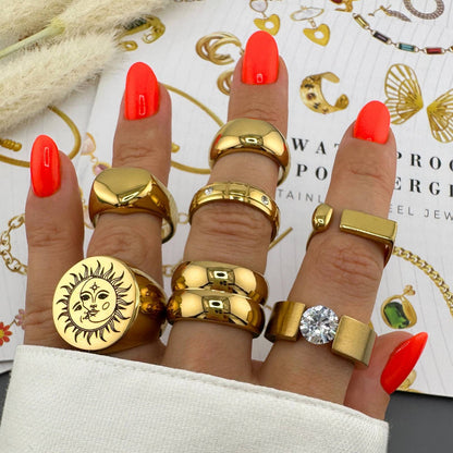 “Round” Ring – 18K Gold Elegance